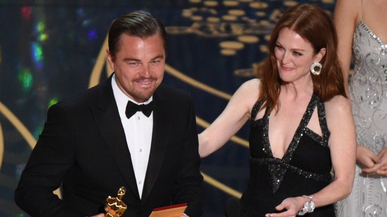 DiCaprio ao receber o Óscar, das mãos de Julianne Moore