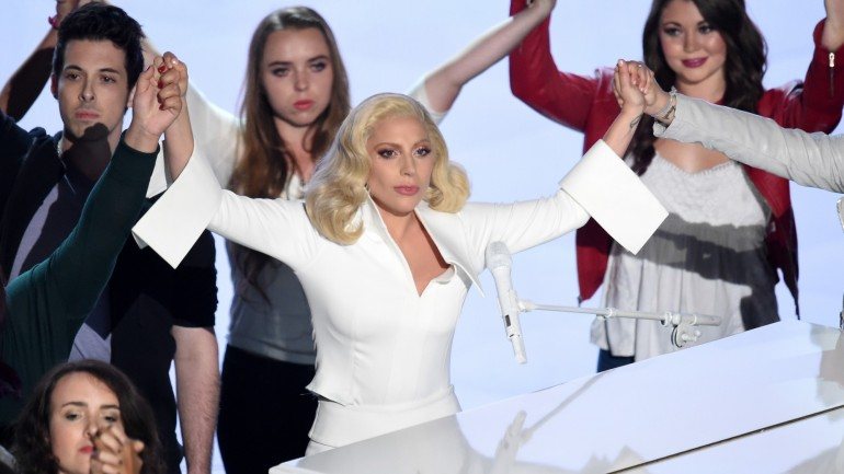 Lady Gaga em palco, durante a cerimónia no Dolby Theatre