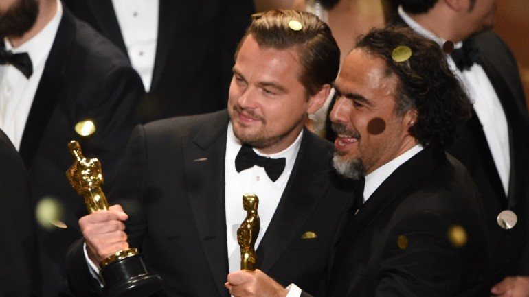 Leonador DiCaprio e Alejandro González Iñárritu, dois dos premiados da noite.