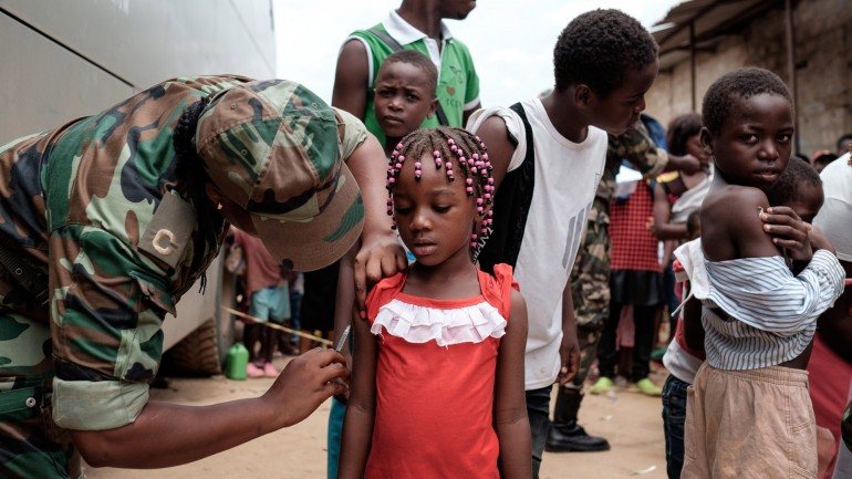 Foram criados mais de 50 postos de vacinação em Cazenga, 3.º munícipio de Luanda mais afetado, envolvendo cerca de 500 técnicos de saúde.