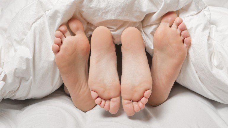 Segundo o site de encontros OkCupid, 47% das pessoas diz esperar entre três a cinco encontros para passar para a cama.