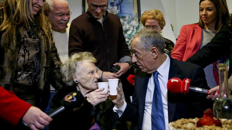 Numa visita ao lar de idosos da Santa Casa no Barreiro, Marcelo levou a prometida garrafa de bagaço a Maria da Glória, de 89 anos. E brindaram à vitória que tinha sido vaticinada