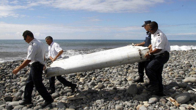 Moçambique entregou segunda-feira a um grupo de peritos malaios uma peça encontrada no sul do país que pode pertencer ao avião da Malaysia Airlines