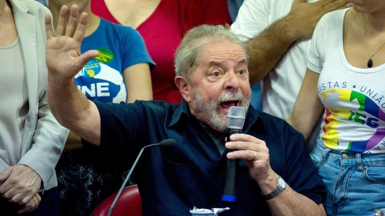 Lula acredita que a ação da Polícia Federal valeu mais pelo &quot;show mediático&quot; do que pela &quot;apuração séria&quot;