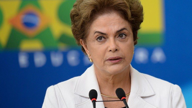 Dilma mostrou a sua &quot;indignação&quot; com a os termos da &quot;hipotética delação premiada&quot; do senador Delcídio do Amaral na Operação Lava Jato