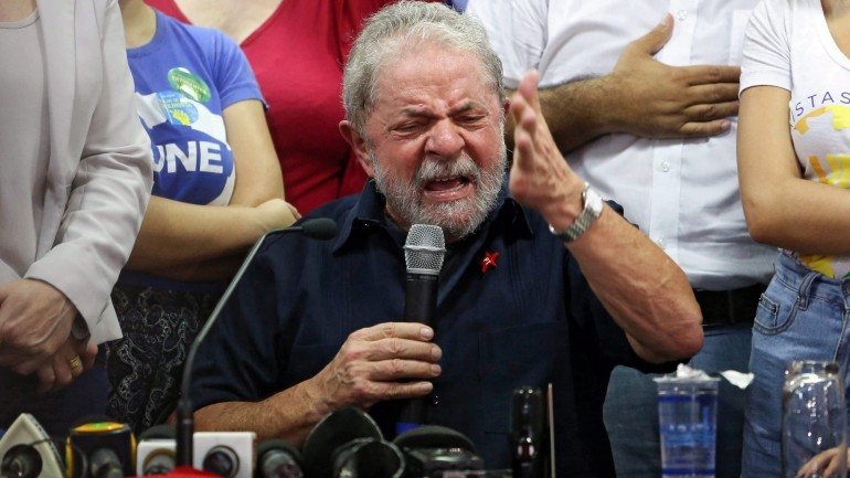Na sexta-feira, Lula da Silva foi levado a depor para explicar o recebimento de favores indevidos de 7,2 milhões de euros