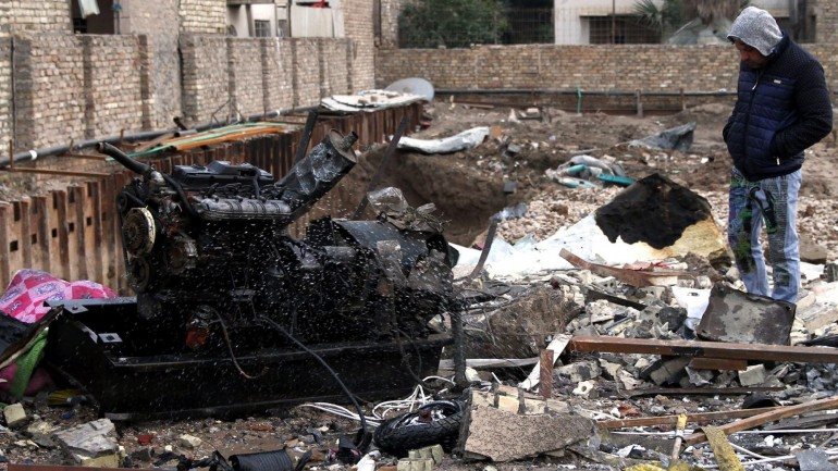 Várias fotografias postas a circular nas edições online da imprensa mostram imagens de grande destruição em redor do posto de controlo