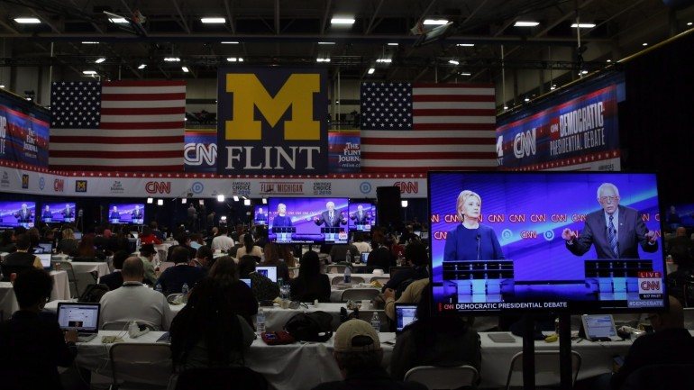 O debate em Flint arrancou com um minuto de silêncio em homenagem à antiga primeira-dama Nancy Reagan