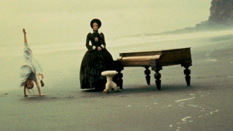 Anna Paquin e Holly Hunter com um dos três pianos feitos para o filme de 1993