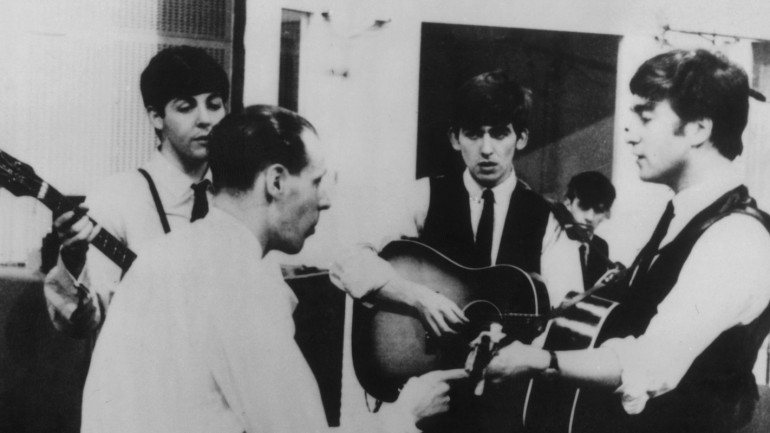 George Martin em estúdio com os Fab Four. Da esq. para a dir. Paul McCartney, George Martin, George Harrison, Ringo Starr e John Lennon.