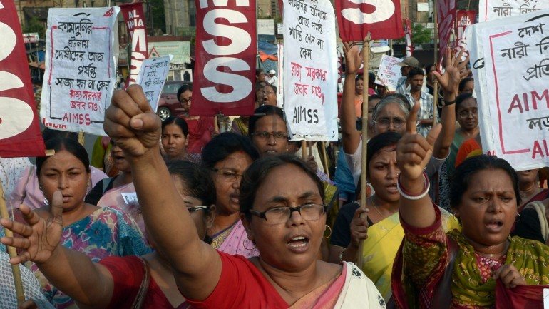 Manifestação anti-violação na Índia.