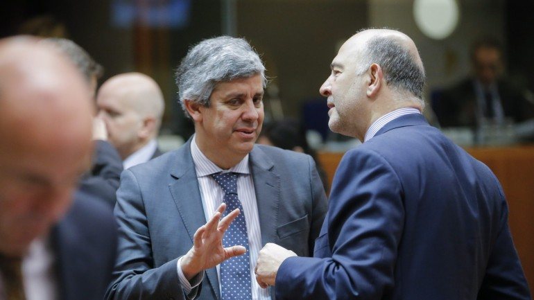 O comissário europeu dos Assuntos Económicos, Pierre Moscovici, com o ministro das Finanças, Mário Centeno