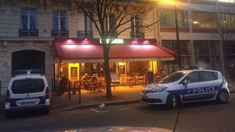 O tiroteio terá terminado em frente a um restaurante &quot;Chez Papa&quot;, na Boulevard Bastille