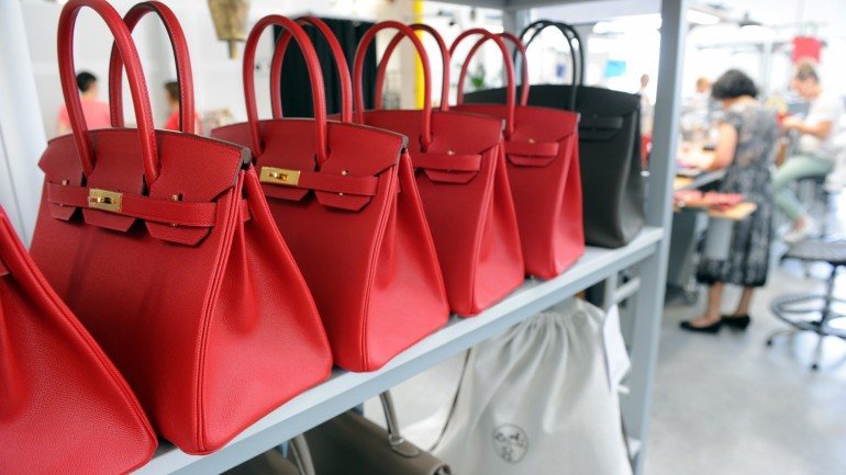 A ASAE apreendeu 1.410 malas de senhora das marcas Louis Vuitton e Michael Kors