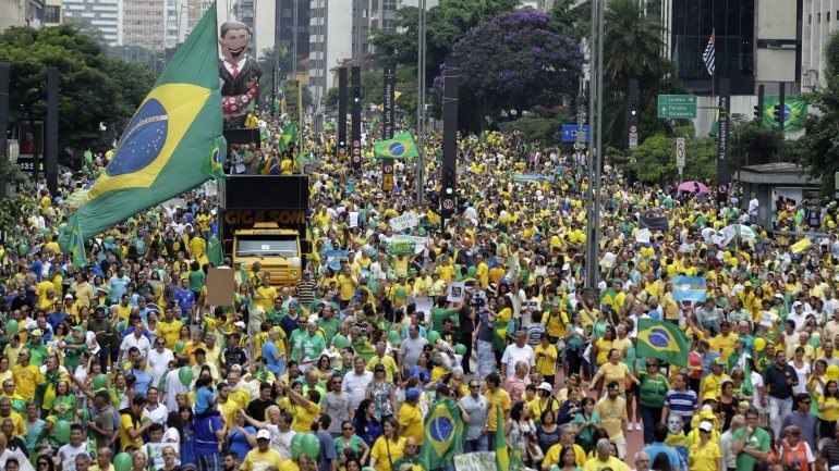Manifestação contra a presidente Dilma nas ruas de S. Paulo cortaram a avenida central.