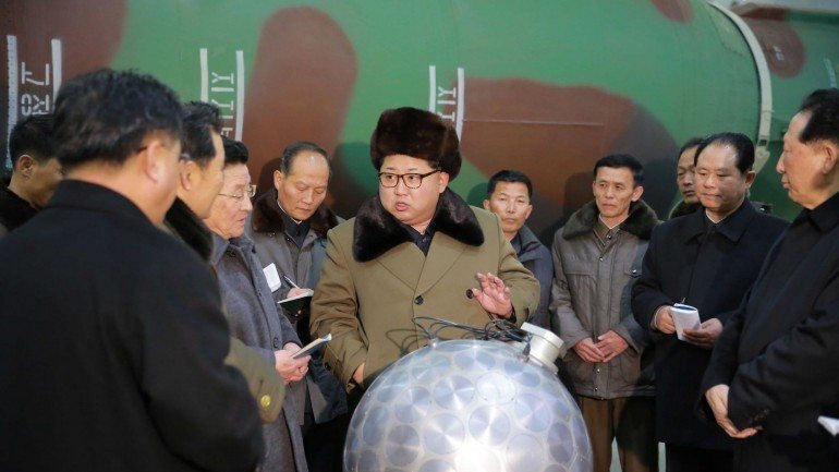 Kim Jong-un anunciou o teste com uma ogiva nuclear e &quot;rockets&quot; balísticos.
