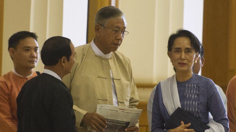 A ativista birmanesa Aung San Suu Kyi (à direita) com o agora Presidente Htin Kyaw (à sua direita)