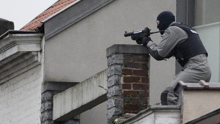 A polícia tinha uma operação montada para investigar os ataques de Paris quando foi alvo de um tiroteio