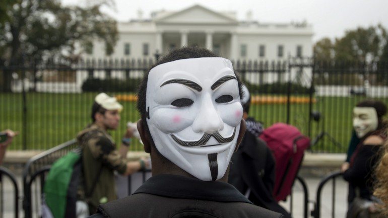 Os membros do grupo Anonymous são geralmente representados com uma máscara como esta