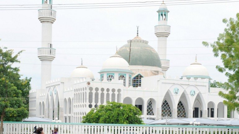 Mesquita foi atacada durante as orações matinais.