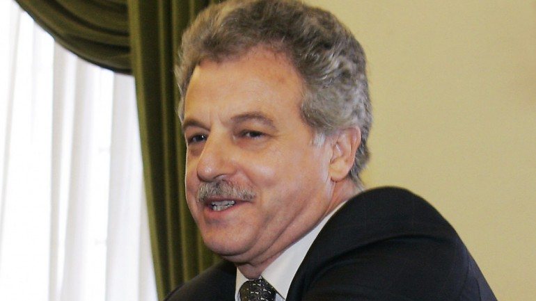 António Figueiredo, ex-presidente do Instituto de Registos e Notariado (IRN), foi acusado de um crime de corrupção passiva em co-autoria com Abílio Silva, inspetor do IRN.