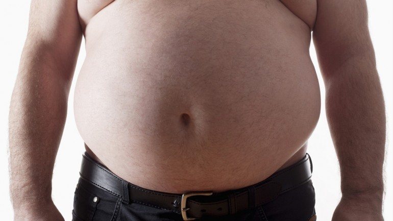 A avaliar pelo tamanho desta barriga, é caso para dizer que este homem está grávido de quase nove meses.