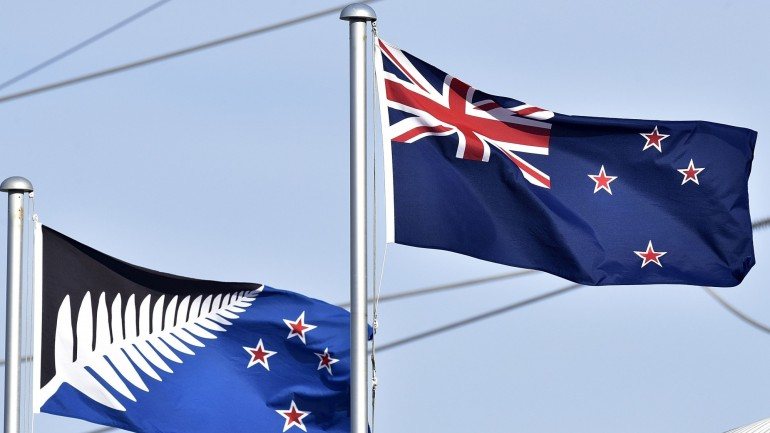 À esquerda, a proposta final para a nova bandeira da Nova Zelândia. À direita, a atual.