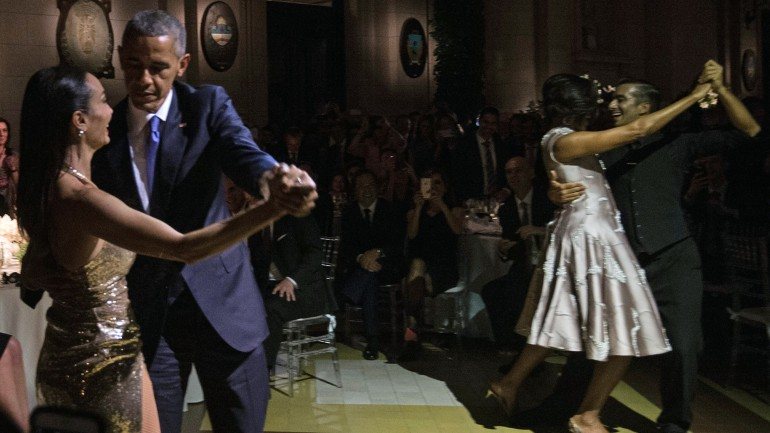 Obama dança com Mora Godoy, com Michelle do outro lado da pista.