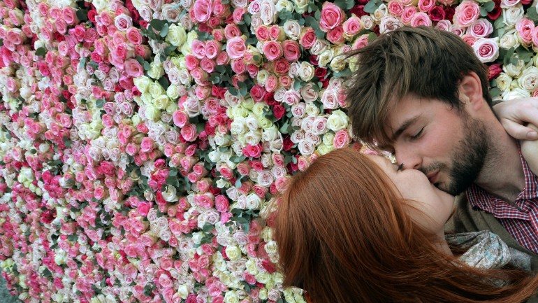 Quanto mais fechados os olhos na altura do beijo mais intensa se torna a experiência.