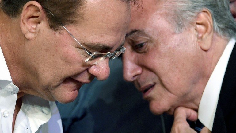 Renan Calheiros (à esquerda) e Michel Temer (à direita) não compareceram à reunião do PMDB esta terça-feira