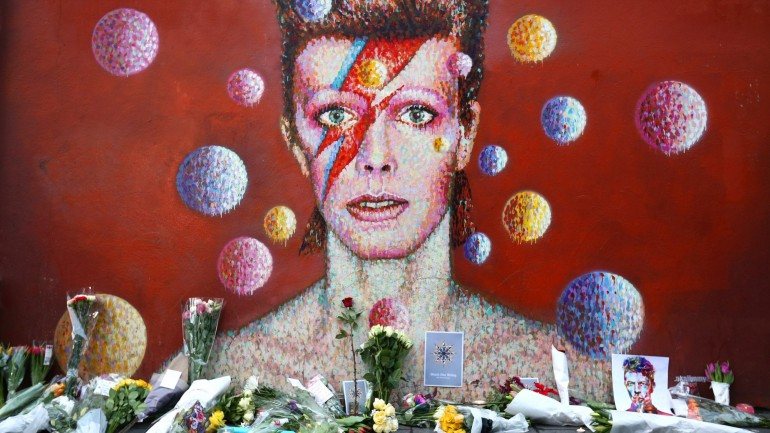 Um mural de homenagem a David Bowie em Brixton, Londres, na Inglaterra.