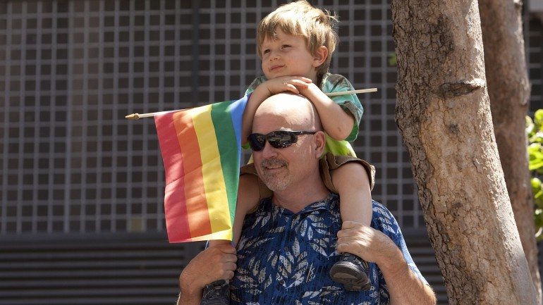 Mike Ryan com o filho Jacob, de 4 anos. Os dois assistem à 39ª marcha pelo orgulho LGBT em São Francisco, Estados Unidos da América. 28 de junho de 2009. 