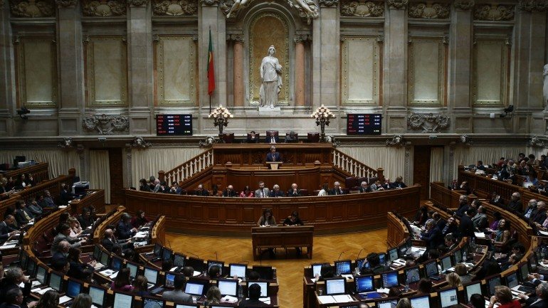O Parlamento foi ainda unânime na homenagem ao sociólogo Paquete de Oliveira que morreu no passado sábado