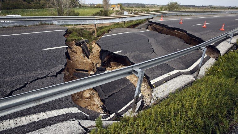 Abatimento do piso na auto-estrada A14 entre Coimbra e a Figueira da Foz que obrigou ao corte da auto-estrada.