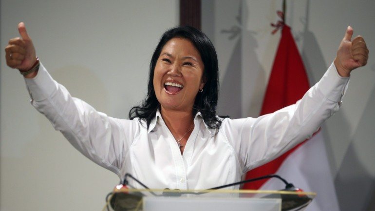 Com menos de 50% dos votos, Keiko Fujimori deve enfrentar Pedro Pablo Kuczynsk numa segunda volta a 5 de junho