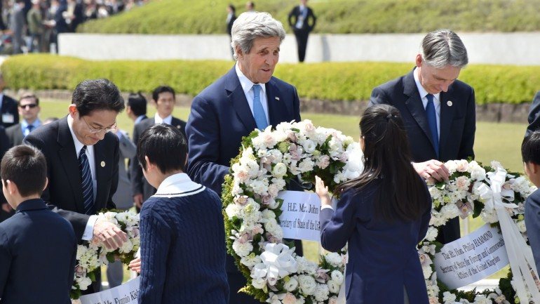 Kerry depositou uma coroa de flores em homenagem às vítimas de Hiroshima