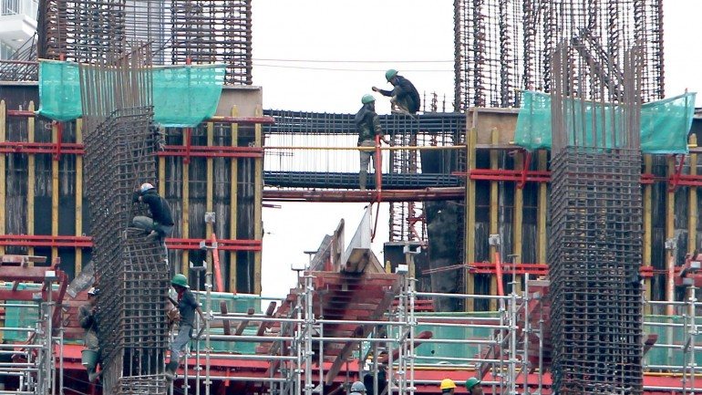 Produção na construção manteve diminuição de 4,7%, à semelhança de janeiro.