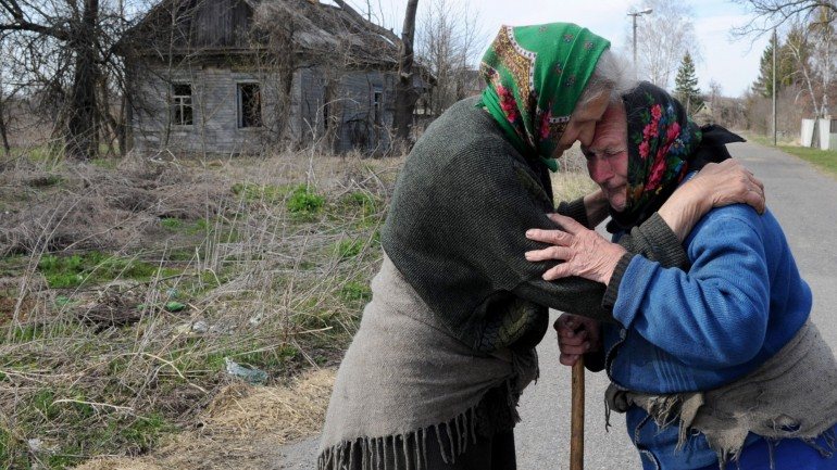 Na imagem, duas mulheres que foram tiradas das casas onde moravam na altura do acidente nuclear de Chernobyl. Voltaram uns tempos depois