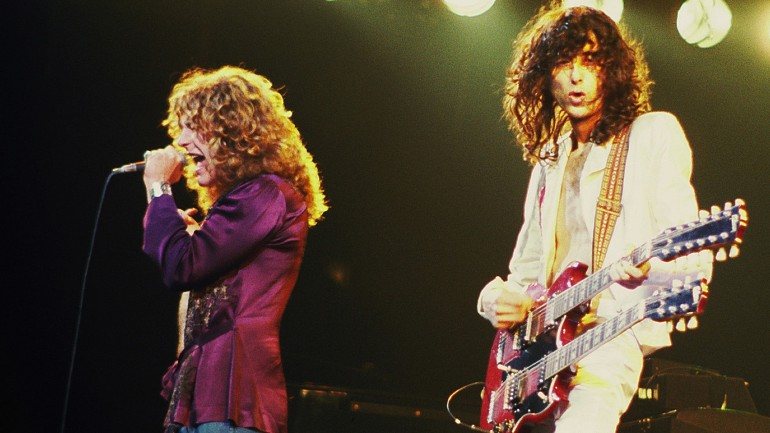 Robert Plant (esq.) e Jimmy Page (dir.) são acusados de terem ignorado a lei dos direitos de autor.