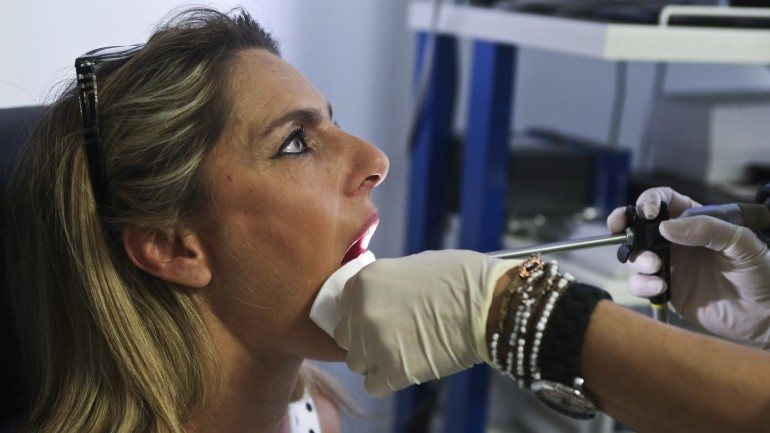 Exame às cordas vocais feito com regularidade &quot;permite fazer o diagnóstico precoce de várias doenças&quot;, afirma a médica cirurgiã Clara Capucho