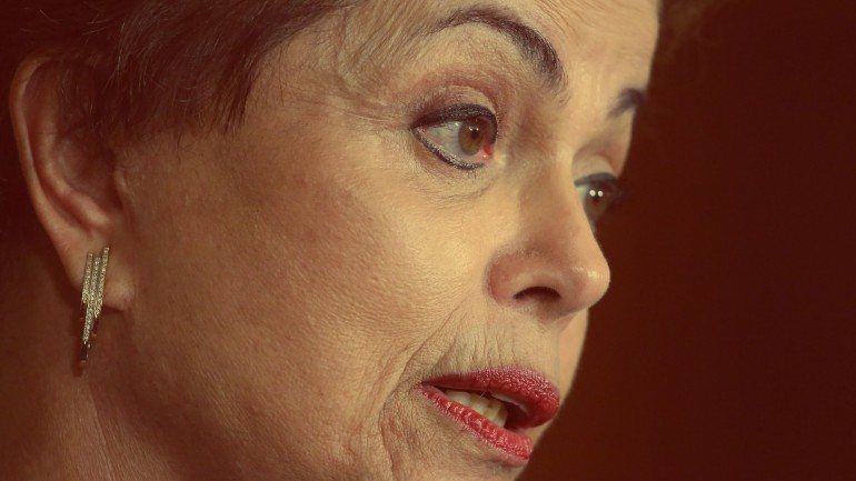 &quot;Eu não respeito e nenhum de nós pode concordar com um impeachment sem base legal&quot;, afirma Dilma Rousseff