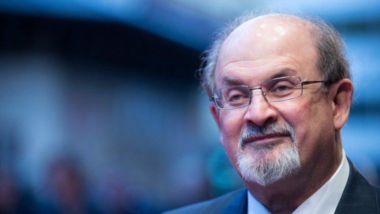 Salman Rushdie nasceu em junho de 1947 em Bombaim, na Índia