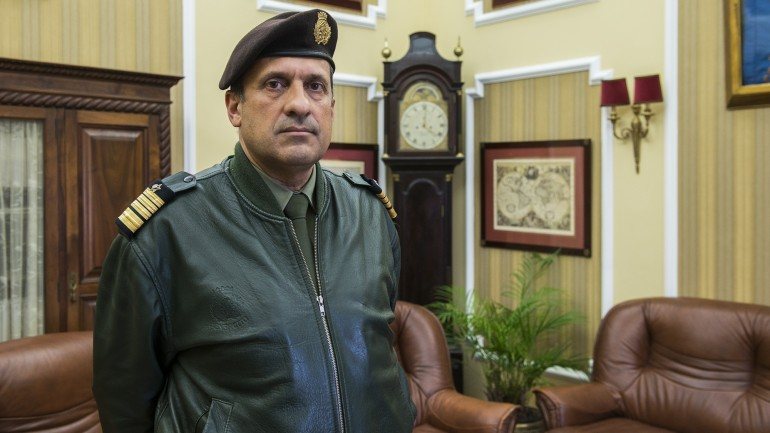 Coronel diretor José Sardinha Dias, fotografado no gabinete de direção no Colégio Militar, durante a reportagem do Observador.
