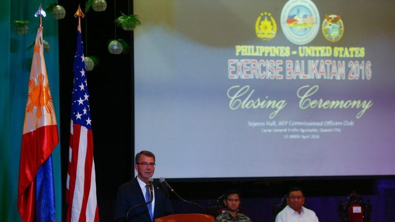 Ashton Carter discursou em Manila, no final do exercício militar anual que juntou aproximadamente 9.000 soldados