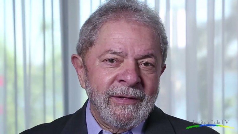 Lula da Silva acredita que os deputados &quot;têm de pensar com muita serenidade&quot; no impeachment, em mensagem de vídeo.