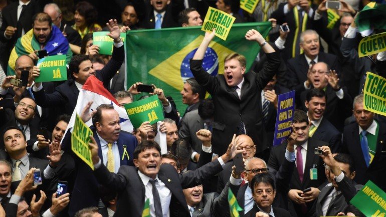 Deputados comemoram abertura do impeachment de Dilma Rousseff