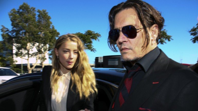 Johhny Depp e Amber Heard a dirigirem-se para o tribunal, na Austrália