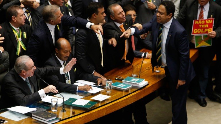 Deputados descontentes com Eduardo Cunha votaram de diferentes maneiras no impeachment de Dilma Rousseff
