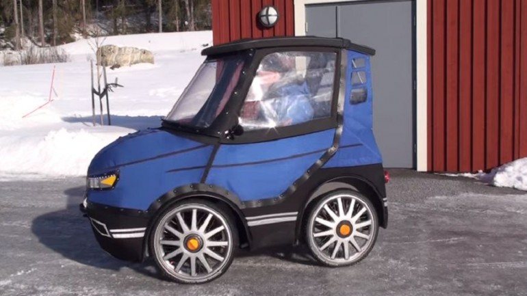 O PodRide é a combinação entre um carro pequeno e uma bicicleta, daí as quatro rodas