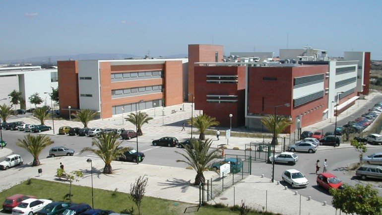 O incêndio teve lugar num dos laboratórios da Faculdade de Ciências e Tecnologia da Universidade Nova de Lisboa, no Monte da Caparica